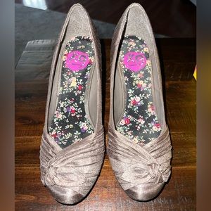 Gray Heels by Kenneth Cole - Size 8.5 - Nearly Brand New